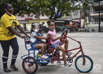 Familia en un triciclo, en Holguín. Foto: Kaloian