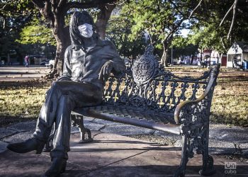 Escultura de John Lennon en un parque de La Habana, a la que le colocaron una mascarilla protectora contra la COVID-19. Foto: Kaloian.
