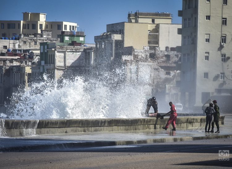 Un hombre es rescatado del mar hoy lunes 17 de enero en el malecón habanero. Foto: Kaloian.