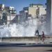 Un hombre es rescatado del mar hoy lunes 17 de enero en el malecón habanero. Foto: Kaloian.