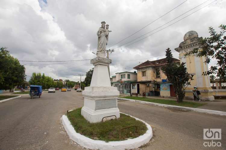 Escultura de la Virgen María Auxiliadora, en Santa Amalia, La Habana. Foto: Otmaro Rodríguez.