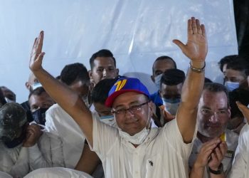 El opositor venezolano Sergio Garrido celebra su victoria en las elecciones del estado de Barinas. Foto: La Nación.