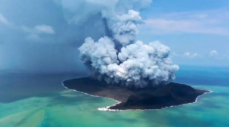El volcán submarino Hunga-Tonga-Hunga-Ha'apai entró en erupción repentinamente y provocó olas de tsunami en Tonga. Foto: The Indian Express