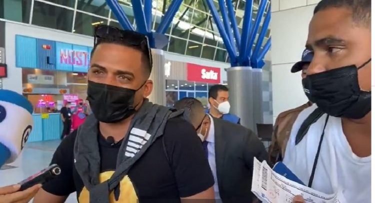 Los periodistas independientes cubanos y activistas políticos opositores Héctor Luis Valdés y Esteban Rodríguez en el aeropuerto de San Salvador. Foto: perfil en Facebook de Radio Martí / Archivo.