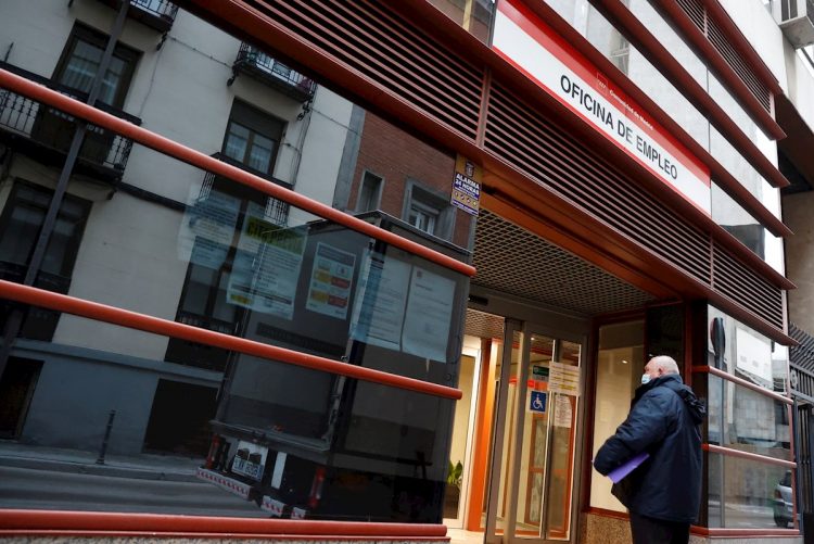 Un hombre entra a una oficina de empleo en Madrid. Foto: Mariscal/Efe.