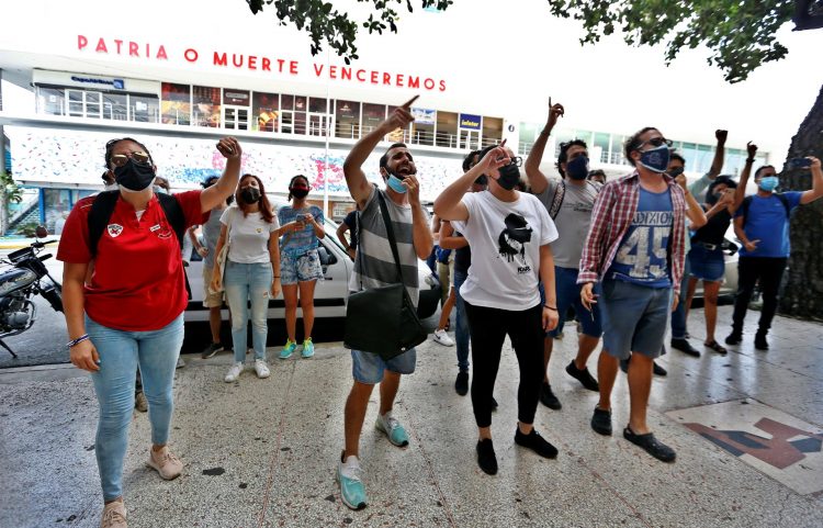 Fotografía de archivo de un grupo de manifestantes mientras protestan frente al Instituto de Radio y Televisión (ICRT) en La Habana (Cuba). EFE/Ernesto Mastrascusa