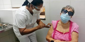Una enfermera aplica una dosis de una vacuna anticovid a una anciana en Cuba. Foto: Ernesto Mastrascusa / EFE / Archivo.