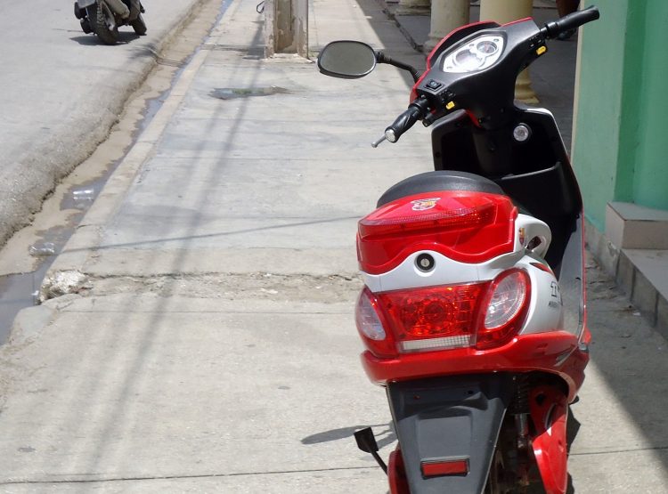 Foto de archivo de una moto eléctrica en la ciudad de Ciego de Ávila, Cuba. Foto: Sayli Sosa / Archivo.