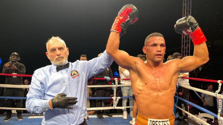 Orestes Velázquez fue uno de los triunfadores en la Gran Noche del Boxeo Cubano celebrada en Hialeah. Foto: Tomada de El Nuevo Herald.