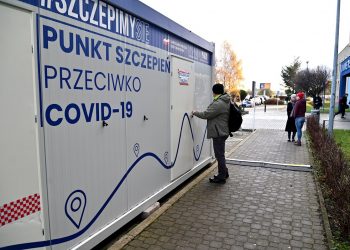 Punto de vacunación contra el COVID-19 en Polonia, en una imagen de archivo. Foto: Marcin Bielecki /EFE/EPA.