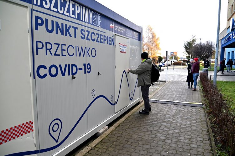 Punto de vacunación contra el COVID-19 en Polonia, en una imagen de archivo. Foto: Marcin Bielecki /EFE/EPA.