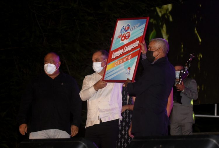 El director de los Alazanes de Franma, Carlos Martí (der), recibe el diploma de equipo campeón de la 60 Serie Nacional de manos de Osvaldo Vento, presidente del Inder, en la gala celebrada en la ciudad de Bayamo el 21 de enero de 2022. Foto: Prensa Latina.