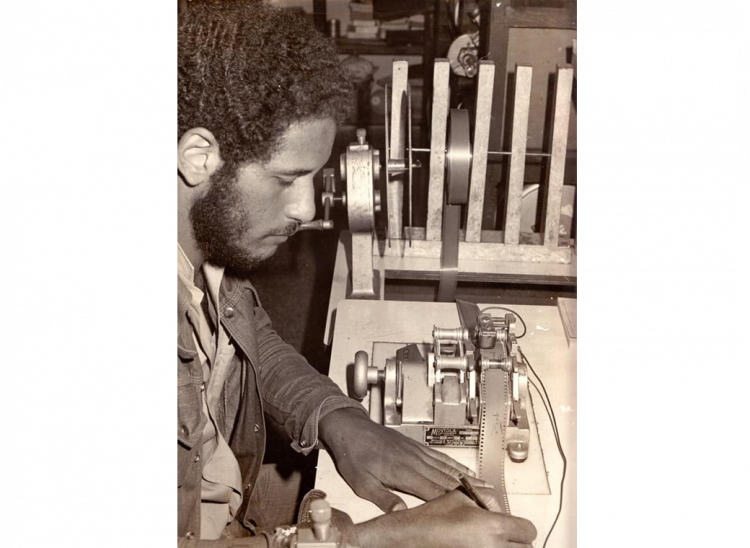 Ricardo Acosta, sincronizando sonido en el quinto piso del ICAIC. La Habana, 1984. Foto: su cortesía.
