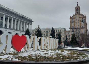 Vista de una plaza en Kiev (Ucrania), este viernes.  Foto:  Fernando Salcines/Efe.