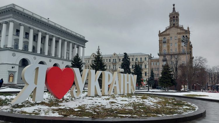 Vista de una plaza en Kiev (Ucrania), este viernes.  Foto:  Fernando Salcines/Efe.