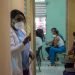 Personal médico durante el proceso de vacunación en Camagüey. Foto: Adelante/Archivo.