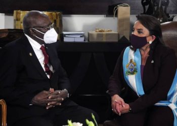 El vicepresidente cubano, Salvador Valdés Mesa, durante un encuentro con Xiomara Castro, la nueva mandataria de Honduras. Foto: Granma.