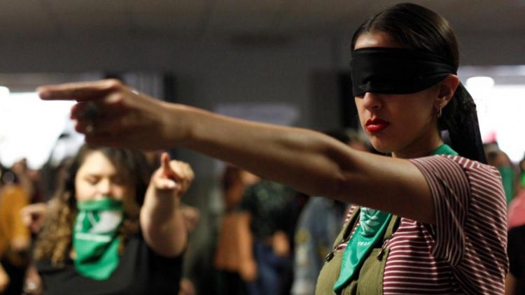 Jóvenes mexicanas interpretando "Un violador en tu camino" tema que se ha vuelto un himno de la lucha contra la violencia de género. Los pañuelos verdes son símbolo de la lucha por el derecho al aborto en América Latina. Foto: Francisco Guasco/ EFE