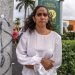 La activista opositora cubana Anamelys Ramos, posa para Efe en la entrada del café Versailles, en Miami, el 16 de febrero de 2022. Foto: Giorgio Viera / EFE.