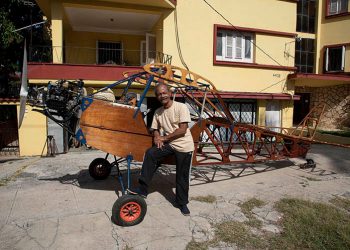 Adolfo Rivera junto al prototipo de avión ligero AR-9. Foto: Panchito González / Prensa Latina.