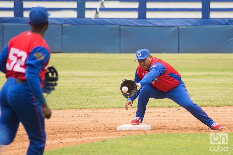 Carlos Benítez, segunda base del equipo de Granma, realiza una jugada en un partido de la 61 Serie Nacional de Béisbol de Cuba. Foto: Otmaro Rodríguez / Archivo OnCuba.