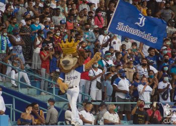 La fanaticada del equipo Industriales, en la grada del Estadio Latinoamericano, en La Habana. Foto: Otmaro Rodríguez.