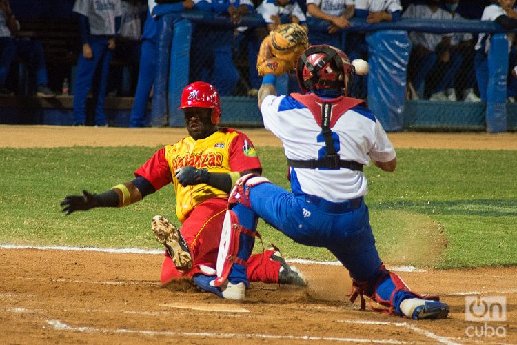 LXI Serie Nacional de Béisbol, la pasión de los cubanos. Foto: Otmaro Rodríguez.