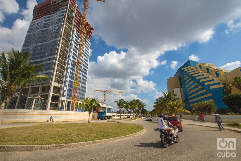 Hoteles en la calle 3era y 70, Miramar, municipio de Playa. Foto: Otmaro Rodríguez.