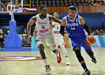 El jugador cubano Jasiel Rivero (d), en una acción de ataque frente al jugador de Puerto Rico Tymajh Dyquan (i), durante el juego de baloncesto de clasificación de las Américas para la Copa del Mundo de Baloncesto FIBA 2023, en el Coliseo de la Ciudad Deportiva de La Habana. Foto: Ernesto Mastrascusa / EFE.