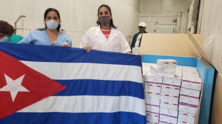 Cuba recibió un donativo procedente del Reino Unido con 37 000 ámpulas de un relajante muscular para pacientes con ventilación mecánica. Foto: Tomada de la Cancillería Cubana.