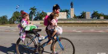 Una madre con sus hijas en la ciudad cubana de Santa Clara. Foto: Otmaro Rodríguez / Archivo OnCuba.