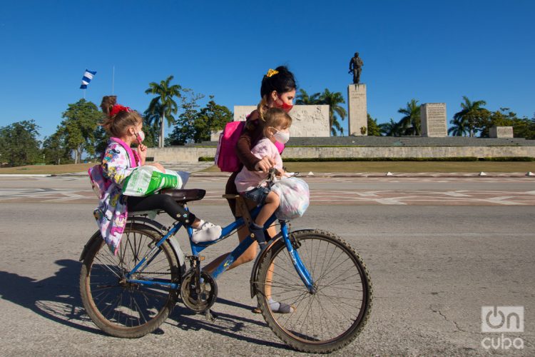 Una madre con sus hijas en la ciudad cubana de Santa Clara. Foto: Otmaro Rodríguez / Archivo OnCuba.