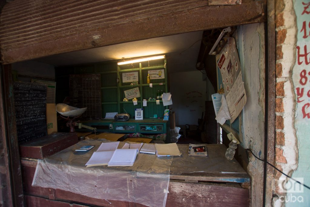 Una bodega en la barriada habanera de Santa Amalia. Foto: Otmaro Rodríguez / Archivo OnCuba.