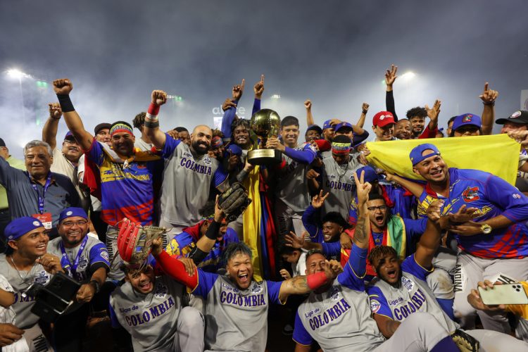 Los Caimanes de Barranquilla lograron un histórico título para Colombia en la Serie del Caribe de Santo Domingo 2022. Foto: Orlando Barría/Efe.