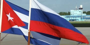 Foto de archivo de banderas de Cuba y Rusia en el aeropuerto internacional de La Habana. Foto: Miguel Fernández / Sputnik News / Archivo.