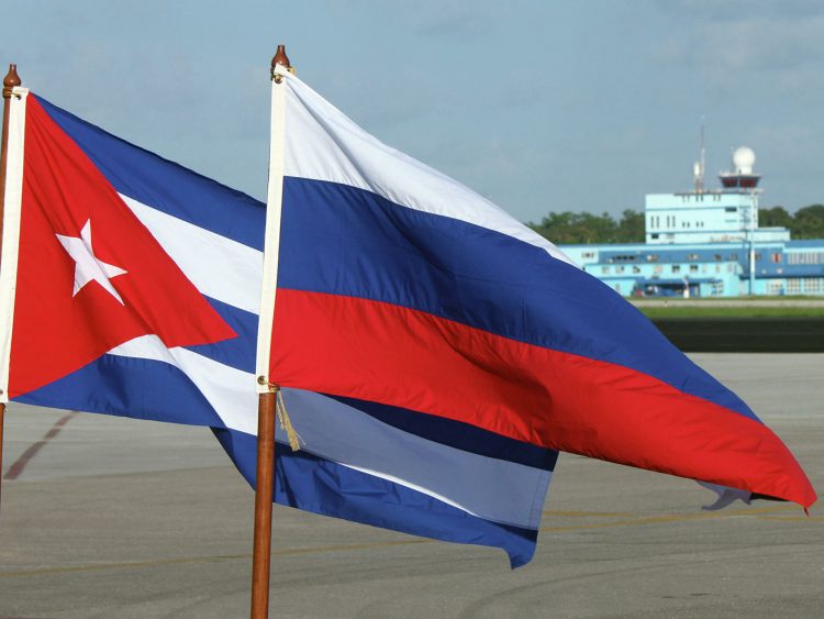 Foto de archivo de banderas de Cuba y Rusia en el aeropuerto internacional de La Habana. Foto: Miguel Fernández / Sputnik News / Archivo.