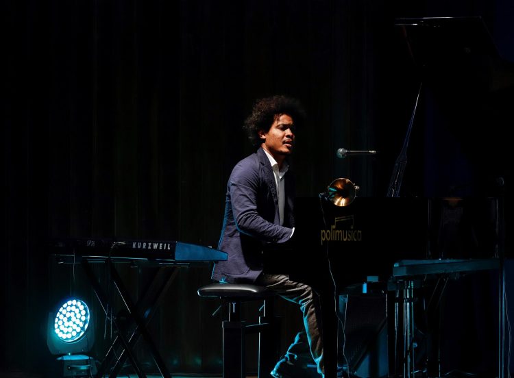 El músico cubano Carlos Sarduy, durante el concierto que ofreció este jueves en la Universidad Complutense de Madrid (UCM), con el que se inició el ciclo de Jazz organizado por la Sociedad de Artistas Intérpretes o Ejecutantes de España (AIE). Foto: Giannis Triantafyllidis/EFE