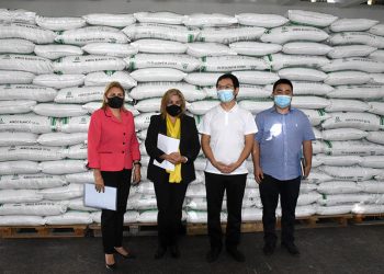 Funcionarios cubanos junto al representante de Yutong en Cuba, durante la entrega del donativo a Cuba de 300 toneladas de arroz. Foto: Vladimir Molina/PL
