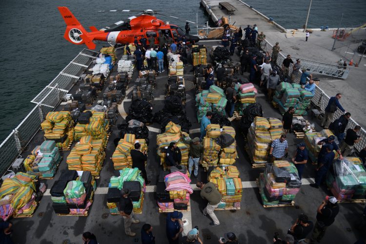 El alijo de narcóticos ilegales incautados por el escampavía de la Guardia Costera, James, fue uno de los más grandes del que se tenga memoria. Foto: Guardia Costera de EEUU.