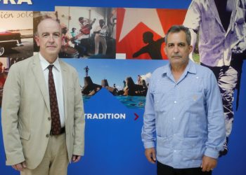 José Manuel Sanz (izq.) director de Información de la agencia española EFE, junto a Juan Antonio Fernández Palacios, director general de Prensa, Comunicación e Imagen del ministerio de Asuntos Exteriores de Cuba (MINREX). Foto: @MinrexCpi / Twitter.