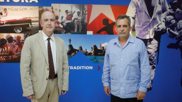 José Manuel Sanz (izq.) director de Información de la agencia española EFE, junto a Juan Antonio Fernández Palacios, director general de Prensa, Comunicación e Imagen del ministerio de Asuntos Exteriores de Cuba (MINREX). Foto: @MinrexCpi / Twitter.