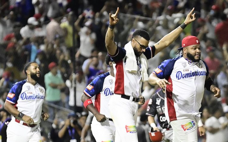 El cubano Henry Urrutia (al centro) es una de las piezas importantes de los Gigantes del Cibao en la Serie del Caribe. Foto: Tomada de Séptima Entrada.