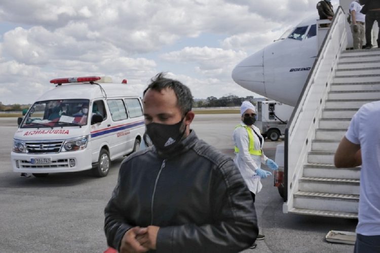 Migrantes cubanos provenientes de México, durante su arribo al aeropuerto internacional José Martí, en La Habana, Cuba, el 23 de febrero de 2022.  FOTO: Ariel Ley Royero/ACN.