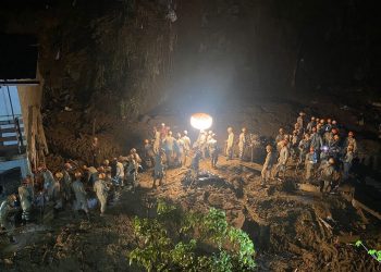 Hasta el momento, los equipos de socorro han conseguido sacar del lodo y entre los escombros a 24 personas con vida, que han sido trasladadas a centros hospitalarios de la región. Foto: Cuerpo de Bomberos Militares de Río de Janeiro.