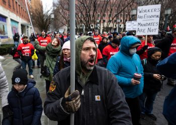 El pasado lunes, varios centenares de personas marcharon por las calles de la ciudad para protestar por estos requisitos y pedir el fin de las restricciones contra la COVID-19 en una manifestación convocada con motivo del vencimiento del plazo dado a los funcionarios para vacunarse. Foto: Justin Lane/Efe/Archivo.