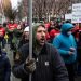 El pasado lunes, varios centenares de personas marcharon por las calles de la ciudad para protestar por estos requisitos y pedir el fin de las restricciones contra la COVID-19 en una manifestación convocada con motivo del vencimiento del plazo dado a los funcionarios para vacunarse. Foto: Justin Lane/Efe/Archivo.