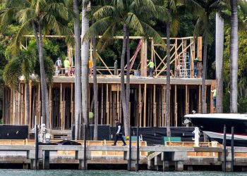 Trabajadores en la construcción de una mansión, en Miami. Foto: Pedro Portal/MIAMIHERALD.