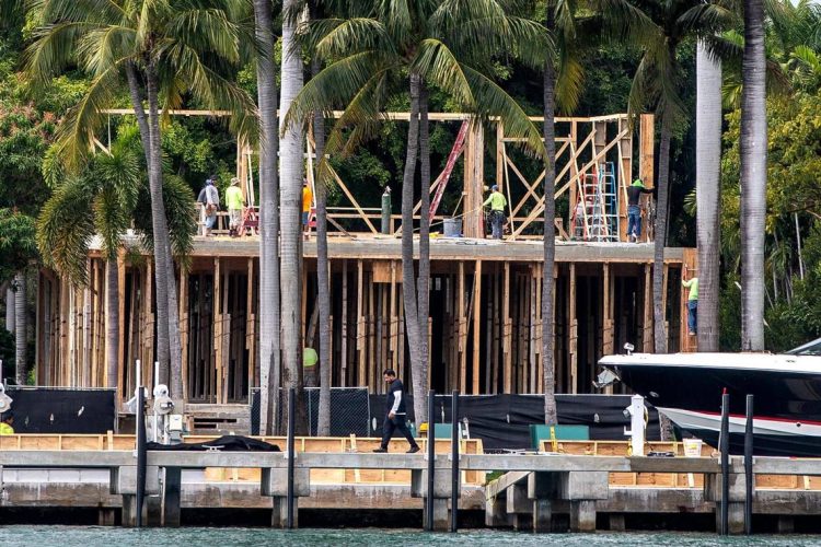 Trabajadores en la construcción de una mansión, en Miami. Foto: Pedro Portal/MIAMIHERALD.