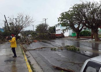 Algunos daños dejado por el paso de la tromba marina por el poblado de Guanabo, al este de La Habana. Foto: Tomada de Cubadebate