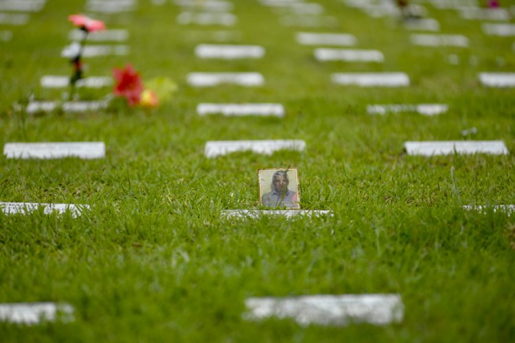 Tumba de un hombre fallecido por la COVID-19. Foto: Marcos Pin / EFE.